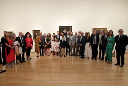 La ministra Reyes Maroto preside el acto de restitución de dos cuadros incautados durante la Guerra Civil. En la foto posa con la familia y autoridades.
