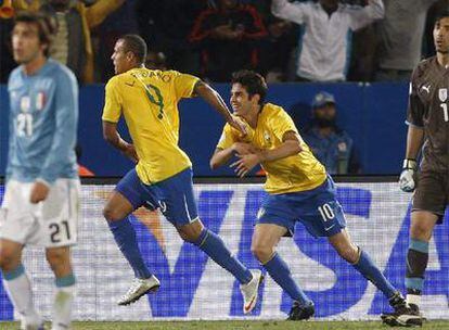 Luis Fabiano y Kaká celebran uno de los goles de Brasil a Italia.