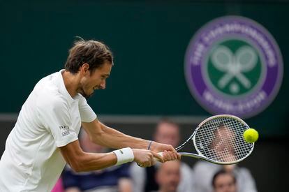 Daniil Medvedev devuelve la pelota durante un partido de la edición de 2021 en Wimbledon.