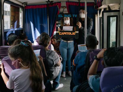 Integrantes del equipo de El Bus TV dan las noticias a los pasajeros de la ruta de Antímano en Caracas, Venezuela, el pasado 20 de mayo.