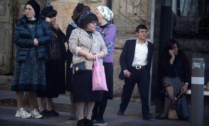 Mujeres ortodoxas judías, en una parada de autobús de Jerusalén, en 2017.
