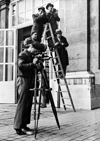 Un grupo de fotógrafos trabaja encaramado a una escalera en el Palacio Nacional, durante las crisis ministeriales del gobierno de Portela Valladares. Madrid, 9 de diciembre de 1935.