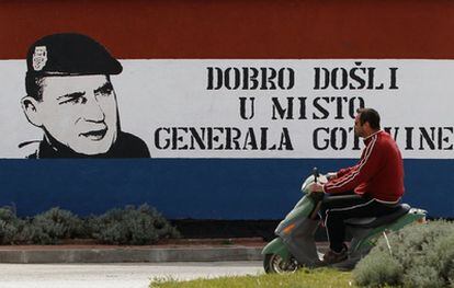 Un croata pasa ante un mural en Pakostane que, junto a un retrato de Gotovina sobre la bandera croata, reza: "Bienvenido a la casa del general Gotovina".