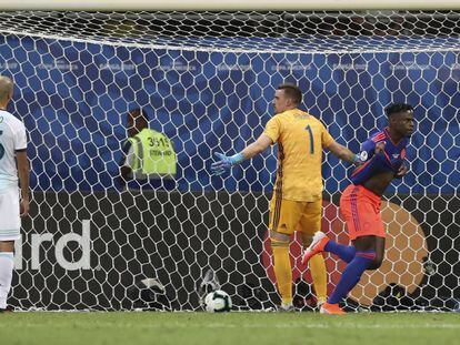 Zapata marca el segundo gol de Colombia ante Argentina.