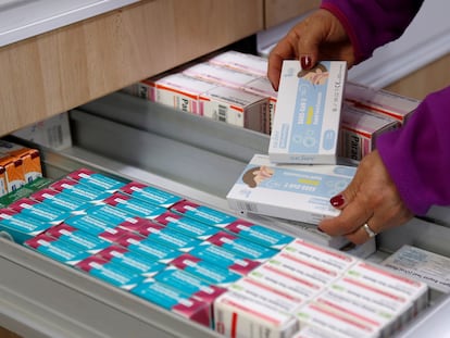 Una farmacéutica muestra unos autotest de antígenos en Valencia.