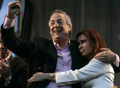 Los Kirchner durante un acto electoral en octubre de 2007 en La Matanza, a las afueras de la ciudad de Buenos Aires.