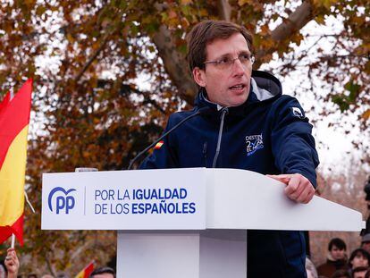 Dvd 1189 (03-12-23). Manifestación contra la amnistía convocada por el PP en el parque del templo de Debod, en Madrid. El alcalde de Madrid, José Luis Martínez Almeida.