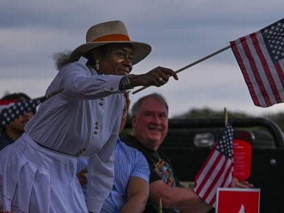 Winsome Sears, política de Virginia, ondea la bandera en apoyo de los opositores a la enseñanza de la teoría crítica racial, el pasado 30 de junio.