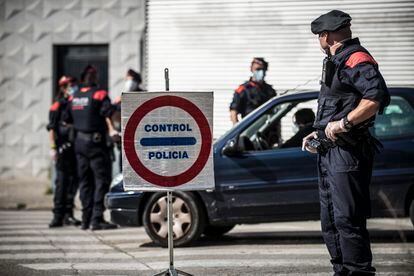 Control de los Mossos d'Esquadra en Girona para comprobar que los ciudadanos cumplen el confinamiento.