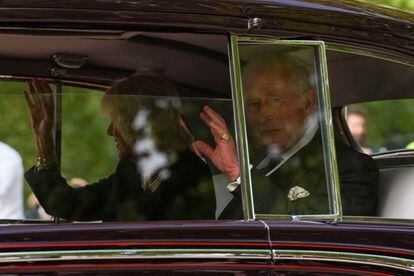 El nuevo rey, Carlos III, acompañado de la reina consorte Camila, ha acudido este lunes al palacio de Westminster, donde los lores y los comunes le han expresado sus condolencias por la muerte de Isabel II. 