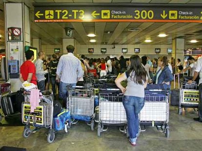 Colas para facturar el equipaje en el aeropuerto de Barajas.