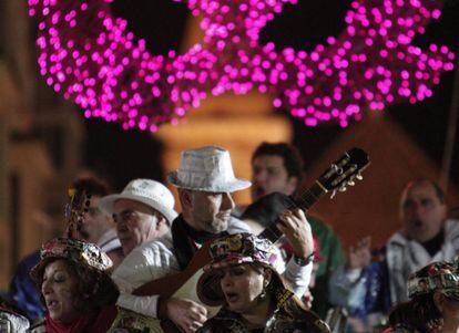 Una batea de un carrusel de coros cantando su repertorio por las calles del casco histórico de Cádiz.