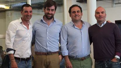 Alfonso Merry del Val y Rafael Garrido, fundadores de eShop Ventures, en el centro de la foto, junto a Miguel Vicente (izquierda) y Gerard Oliv&eacute;, cofundadores de Antai Venture Builder y de Wallapop. 