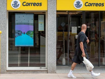 Una oficina de Correos en Menorca abierta al público este domingo.