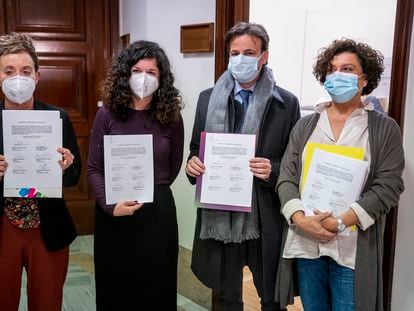 Desde la izquierda, Bel Pozueta (EH Bildu), Sofía Castañón y Jaume Asens (ambos de Unidas Podemos) y Pilar Vallugera (ERC) muestran la solicitud de comisión de investigación registrada en el Congreso.