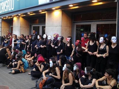 Les activistes, davant del Teatre Borràs, abans de la funció.