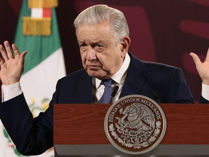 El presidente de México, Andrés Manuel López Obrador, habla este viernes durante su conferencia de prensa matutina en el Palacio Nacional de Ciudad de México.