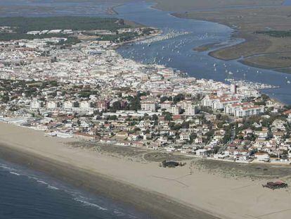 Panorámica de la localidad onubense de Punta Umbría, flanqueada por las marismas del Odiel y el mar Atlántico.