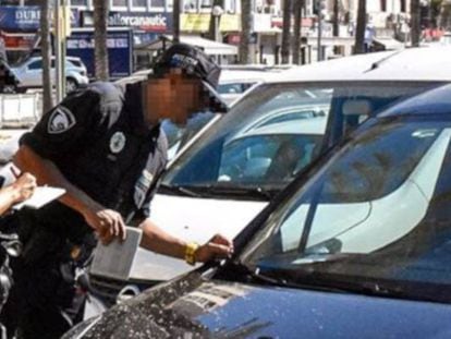 Dos agentes de la Polic&iacute;a Local de Palma de Mallorca sancionando a un veh&iacute;culo.