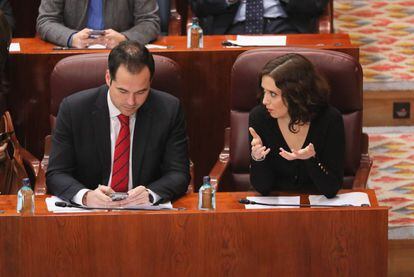 Ignacio Aguado e Isabel Díaz Ayuso, en el pleno de este jueves. 