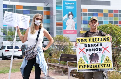 Manifestantes antivacunas frente a un hospital de Montreal