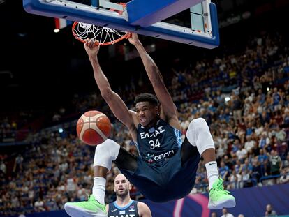 Un mate de Antetokounmpo ante Estonia, en la fase de grupos.