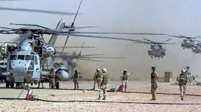 Helicópteros de los marines de Estados Unidos aterrizan para repostar durante las operaciones llevadas a cabo en el sur de Irak a mediados de 2003.
