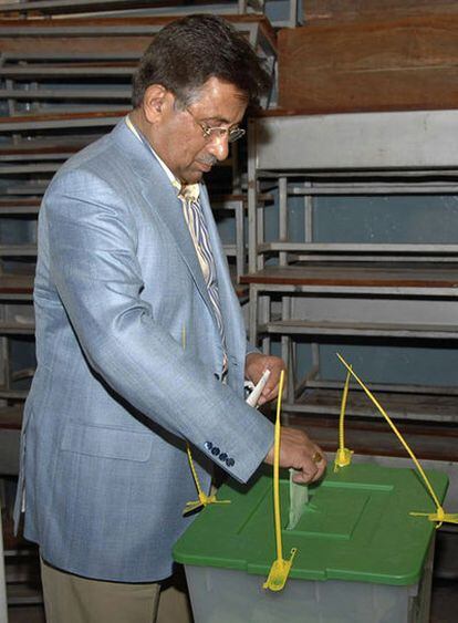 El presidente de Pakistán, Pervez Musharraf, deposita su voto en una oficina electoral de Rawalpindi.