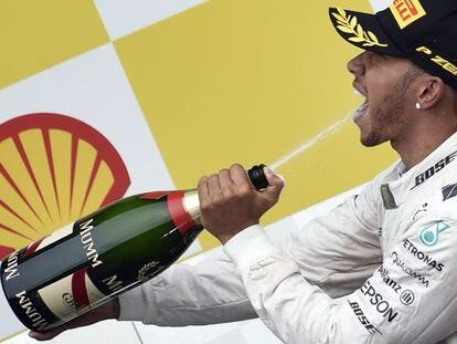 Hamilton, en Spa, celebra su victoria. 