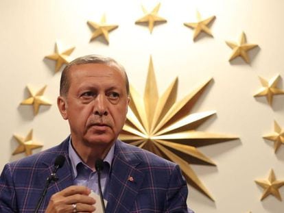 El presiden turco, Erdogan, comparece ante la prensa en su residencia de Estambul, tras conocerse los resultados electorales.