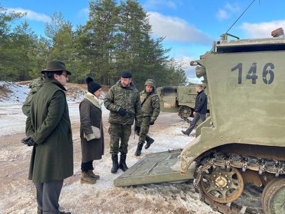 La ministra de Defensa, Margarita Robles, durante su visita al contingente español en la base de Adazi (Letonia), el viernes 27 de enero.