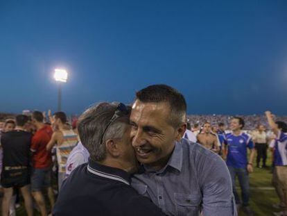 El entrenador del Jaén, Manuel Herrero, es felicitado tras sellar el ascenso a Segunda.