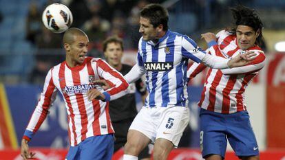 Bergara cabecea entre Miranda y Falcao.