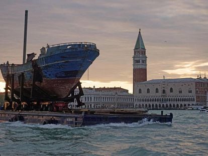 Llegada de la obra del islandés Christoph Bucher 'Barca Nostra', un barco de pesca con 700 inmigrantes a bordo que se hundió en el Mar Mediterráneo en 2015, a la pasada edición de la Bienal de Venecia, celebrada en 2019.