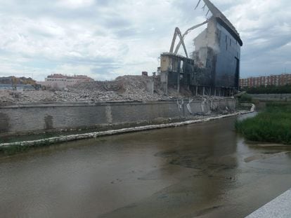 Obras de demolición del estadio Vicente Calderón, en Madrid.