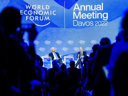 Klaus Schwab, presidente ejecutivo del Foro Económico Mundial , y el canciller alemán Olaf Scholz en Davos, el 26 de mayo de 2022.