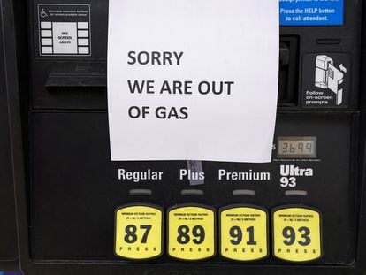 Un surtidor de gasolina en Falls Church (Virginia), el pasado miércoles, cuando miles de estaciones de servicios se quedaron sin gasolina en la costa este de Estados Unidos.