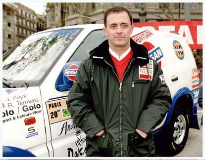 Jordi Pujol, ante su deportivo en la salida del rally Par&iacute;s-Granada-Dakar en 1997.
