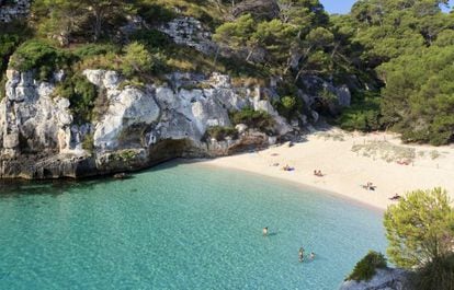 La cala Macarelleta, una de las playas nudistas más famosas de Menorca.