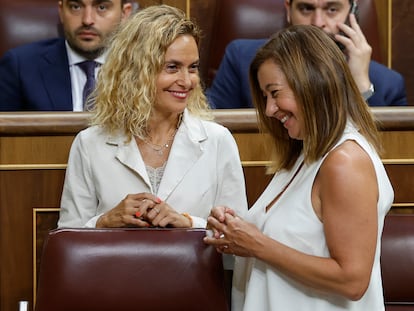 La nueva presidenta del Congreso, la socialista balear Francina Armengol, con su antecesora, Meritxell Batet, esta mañana en la Cámara.