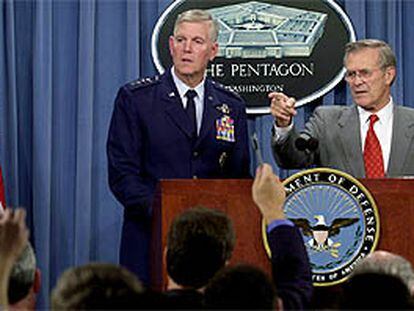 El secretario de Defensa, Donald Rumsfeld, explica a la prensa la operación lanzada ayer, junto al general Richard Myers, jefe de la junta de Estado Mayor.