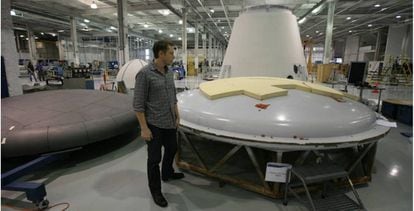 Elon musk inspecciona un escudo t&eacute;rmico en la f&aacute;brica de SpaceX.