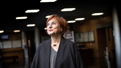 La historiadora Isabel Morant, en el vestíbulo de la facultad de Historia de la Universitat de València, este martes.
