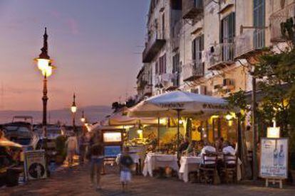 Restaurantes en el puerto de Ischia, isla del golfo de Nápoles (Italia).