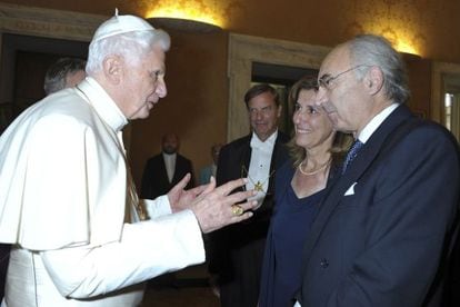 Benedicto XVI habla con Gotti Tedeschi en el Vaticano en 2010. 