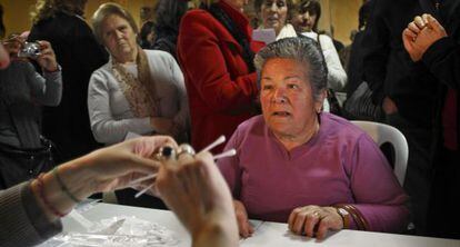 Una mujer se presta a pruebas de ADN en el hospital Virgen del Roc&iacute;o. Fotograf&iacute;a premiada con el galard&oacute;n Andaluc&iacute;a de Periodismo.