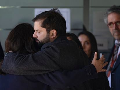 El presidente de Chile, Gabriel Boric, abraza a una partidaria después de que la derecha haya ganado el referéndum para la nueva asamblea constituyente.