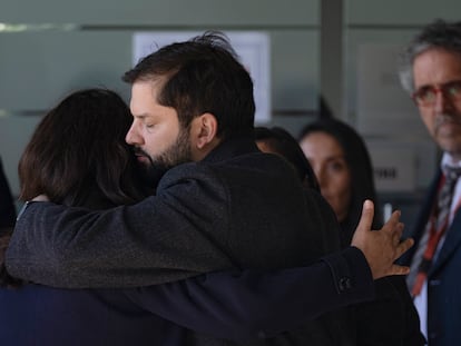 El presidente de Chile, Gabriel Boric, abraza a una partidaria después de que la derecha haya ganado el referéndum para la nueva asamblea constituyente.