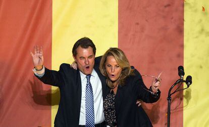 Artur Mas se abraza a su esposa, Helena Rakosnik, tras conocer los resultados electorales en las Elecciones autonómicas 2010.
