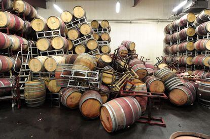 Barriles volcados en una bodega del municipio californiano de Napa, conocido por su producción vinícola.